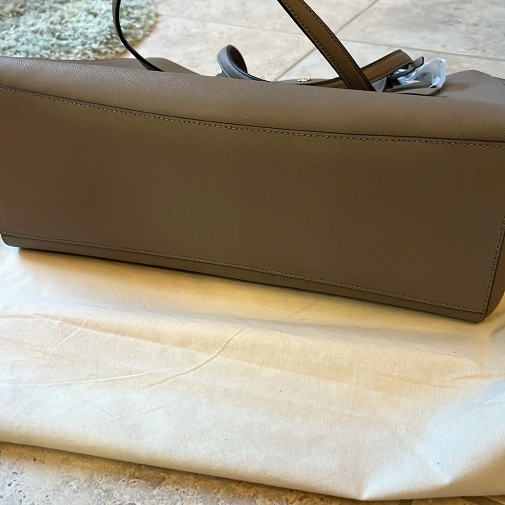 Tory Burch Robinson Large Tote - Picture 6 of 6